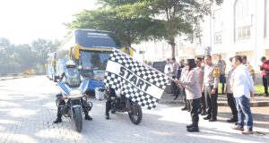 Kapolres Metro Bekasi Lepas 150 Pemudik, Tiga Bus Gratis Antar Warga Pulang Kampung Tiga Bus Mudik Gratis Diberangkatkan Polres Metro Bekasi. (AlexaPodcast.ID)