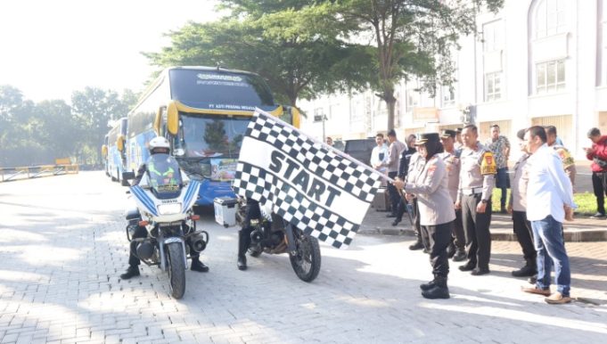 Kapolres Metro Bekasi Lepas 150 Pemudik, Tiga Bus Gratis Antar Warga Pulang Kampung Tiga Bus Mudik Gratis Diberangkatkan Polres Metro Bekasi. (AlexaPodcast.ID)