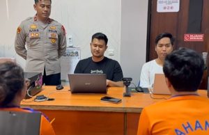 Pasangan Suami Istri Spesialis Pencurian Rumah Kosong di Karawang Dibekuk Polisi CCTV Bongkar Aksi Pasutri Pencuri Rumah Kosong di Karawang. (AlexaPodcast.ID)