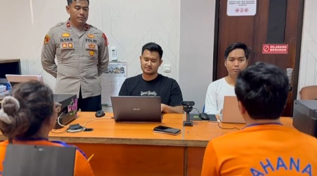 CCTV Bongkar Aksi Pasutri Pencuri Rumah Kosong di Karawang. (AlexaPodcast.ID) CCTV Bongkar Aksi Pasutri Pencuri Rumah Kosong di Karawang. (AlexaPodcast.ID)