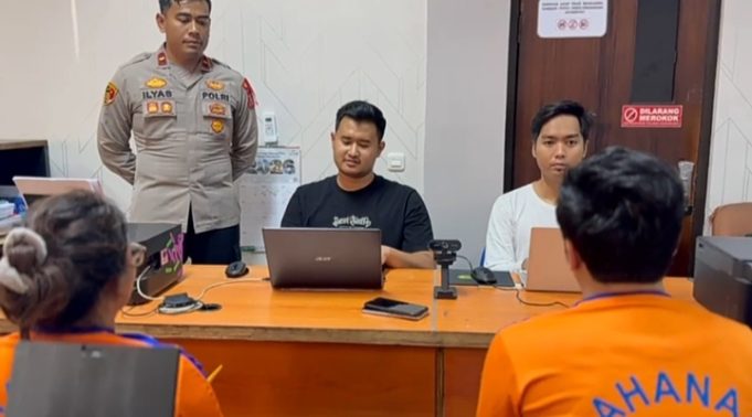 Pasangan Suami Istri Spesialis Pencurian Rumah Kosong di Karawang Dibekuk Polisi CCTV Bongkar Aksi Pasutri Pencuri Rumah Kosong di Karawang. (AlexaPodcast.ID)