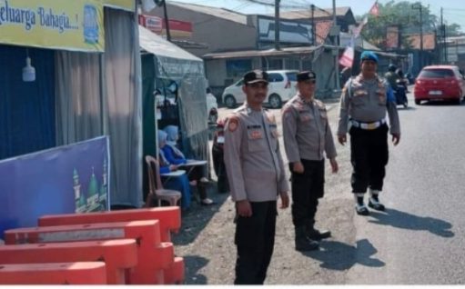 Kapolsek Banyusari Pimpin Apel Pengamanan Pos Pam Cikalong, Pengamanan Arus Mudik Ketupat Lodaya 2026 Diperketat Polisi Amankan Jalur Mudik di Pos Pam Cikalong. (AlexaPodcast.ID)