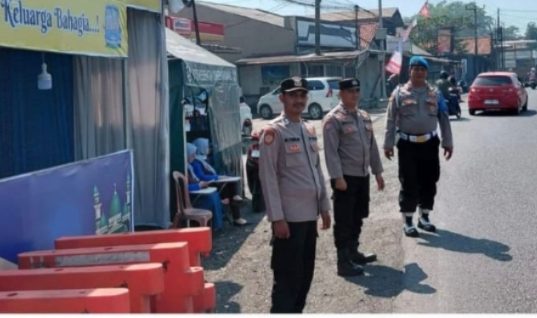 Kapolsek Banyusari Pimpin Apel Pengamanan Pos Pam Cikalong, Pengamanan Arus Mudik Ketupat Lodaya 2026 Diperketat Polisi Amankan Jalur Mudik di Pos Pam Cikalong. (AlexaPodcast.ID)