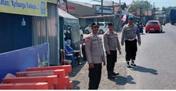 Polisi Amankan Jalur Mudik di Pos Pam Cikalong. (AlexaPodcast.ID) Polisi Amankan Jalur Mudik di Pos Pam Cikalong. (AlexaPodcast.ID)