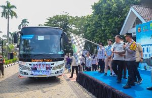 “Mudik Aman, Keluarga Bahagia” Polres Karawang Berangkatkan 1.197 Pemudik Gratis Lebaran 2026 Kolaborasi Pemkab dan Polres, 23 Bus Antar 1.197 Pemudik dari Karawang. (AlexaPodcast.ID)