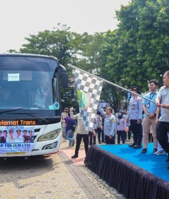 “Mudik Aman, Keluarga Bahagia” Polres Karawang Berangkatkan 1.197 Pemudik Gratis Lebaran 2026 Kolaborasi Pemkab dan Polres, 23 Bus Antar 1.197 Pemudik dari Karawang. (AlexaPodcast.ID)