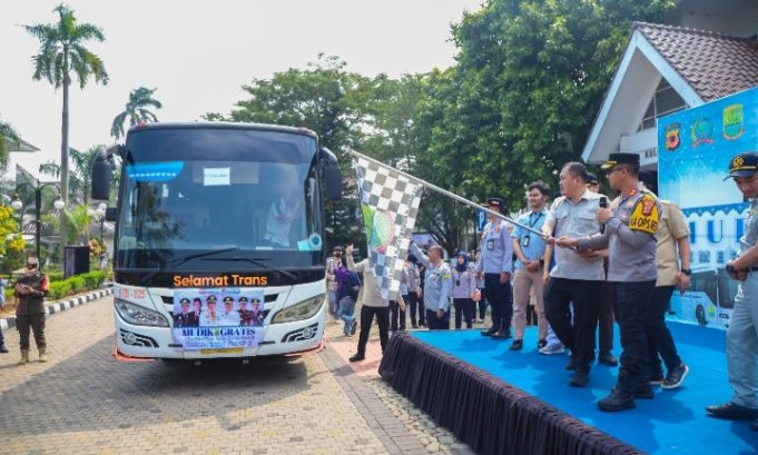 “Mudik Aman, Keluarga Bahagia” Polres Karawang Berangkatkan 1.197 Pemudik Gratis Lebaran 2026 Kolaborasi Pemkab dan Polres, 23 Bus Antar 1.197 Pemudik dari Karawang. (AlexaPodcast.ID)