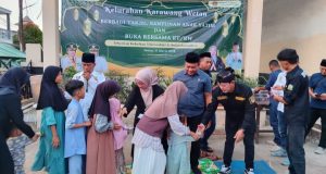 Karang Taruna Karawang Wetan Bagikan Takjil dan Santuni Anak Yatim Jelang Lebaran Jelang Lebaran, Karawang Wetan Gelar Aksi Sosial dan Rapat Minggon. (AlexaPodcast.ID)