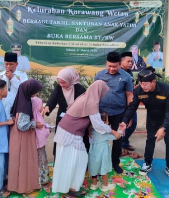 Karang Taruna Karawang Wetan Bagikan Takjil dan Santuni Anak Yatim Jelang Lebaran Jelang Lebaran, Karawang Wetan Gelar Aksi Sosial dan Rapat Minggon. (AlexaPodcast.ID)