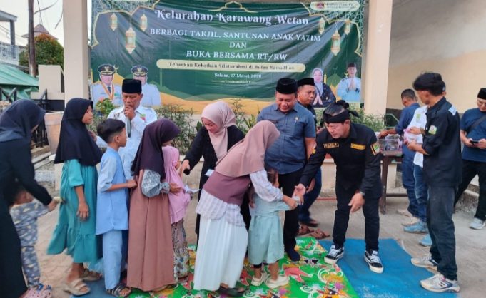 Karang Taruna Karawang Wetan Bagikan Takjil dan Santuni Anak Yatim Jelang Lebaran Jelang Lebaran, Karawang Wetan Gelar Aksi Sosial dan Rapat Minggon. (AlexaPodcast.ID)