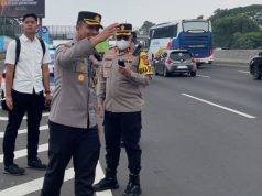 Kapolres Karawang Turun Tangan Urai Kepadatan di KM 57 Tol Japek Sigap di Lapangan, Kapolres Karawang Berhasil Normalkan Arus di KM 57. (AlexaPodcast.ID)