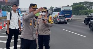 Kapolres Karawang Turun Tangan Urai Kepadatan di KM 57 Tol Japek Sigap di Lapangan, Kapolres Karawang Berhasil Normalkan Arus di KM 57. (AlexaPodcast.ID)