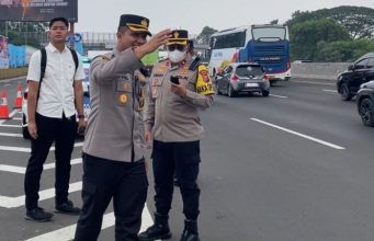 Kapolres Karawang Turun Tangan Urai Kepadatan di KM 57 Tol Japek Sigap di Lapangan, Kapolres Karawang Berhasil Normalkan Arus di KM 57. (AlexaPodcast.ID)