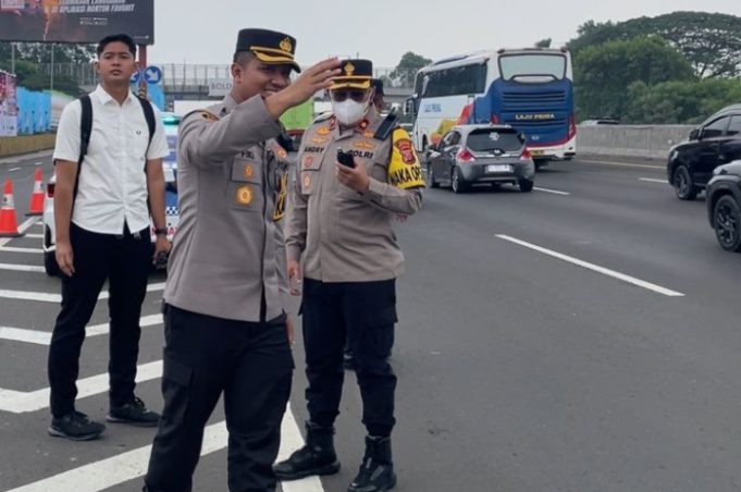 Kapolres Karawang Turun Tangan Urai Kepadatan di KM 57 Tol Japek Sigap di Lapangan, Kapolres Karawang Berhasil Normalkan Arus di KM 57. (AlexaPodcast.ID)