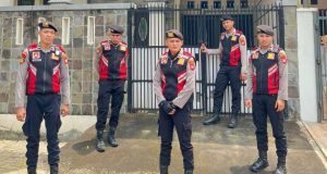 Ciptakan Rasa Aman, Polisi Cek Rumah Kosong Warga Resinda yang Mudik Polres Karawang Tingkatkan Pengamanan Rumah Warga di Resinda. (AlexaPodcast.ID)