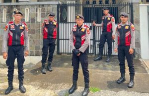 Ciptakan Rasa Aman, Polisi Cek Rumah Kosong Warga Resinda yang Mudik Polres Karawang Tingkatkan Pengamanan Rumah Warga di Resinda. (AlexaPodcast.ID)