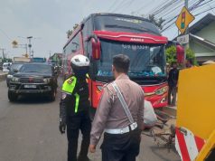 Operasi Ketupat Lodaya 2026: Bus Pemudik Mogok di Tol Karawang Berhasil Ditangani Cepat Polres Karawang Gerak Cepat Tangani Bus Mogok di Jalur Tol Saat Puncak Mudik. (AlexaPodcast.ID)