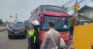 Operasi Ketupat Lodaya 2026: Bus Pemudik Mogok di Tol Karawang Berhasil Ditangani Cepat Polres Karawang Gerak Cepat Tangani Bus Mogok di Jalur Tol Saat Puncak Mudik. (AlexaPodcast.ID)