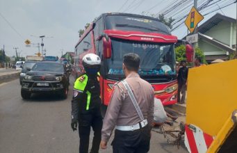 Operasi Ketupat Lodaya 2026: Bus Pemudik Mogok di Tol Karawang Berhasil Ditangani Cepat Polres Karawang Gerak Cepat Tangani Bus Mogok di Jalur Tol Saat Puncak Mudik. (AlexaPodcast.ID)