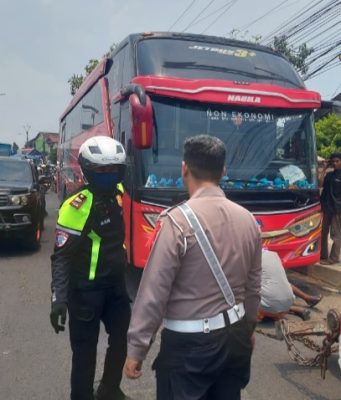 Operasi Ketupat Lodaya 2026: Bus Pemudik Mogok di Tol Karawang Berhasil Ditangani Cepat Polres Karawang Gerak Cepat Tangani Bus Mogok di Jalur Tol Saat Puncak Mudik. (AlexaPodcast.ID)