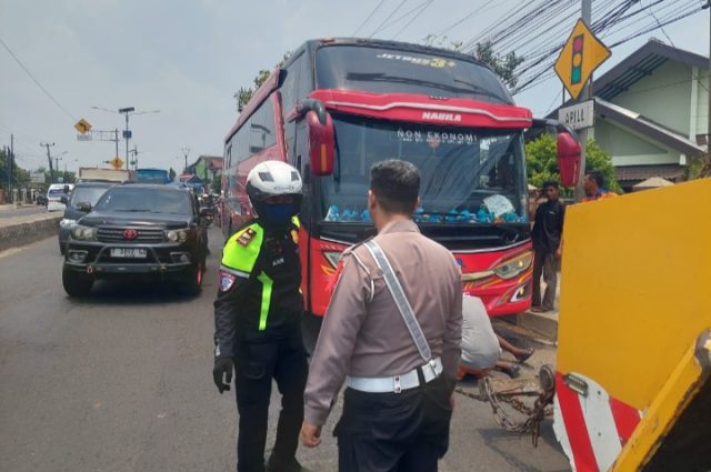 Polres Karawang Gerak Cepat Tangani Bus Mogok di Jalur Tol Saat Puncak Mudik. (AlexaPodcast.ID)