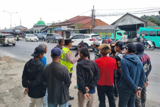 Tertibkan “Pak Ogah”, Pos PAM Jomin Amankan Arus Mudik Flyover Jomin Dijaga, Polisi Larang Putar Balik Kendaraan. (AlexaPodcast.ID)