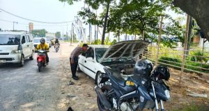 Sigap Layani Pemudik Mogok, Bukti Kepedulian Polres Karawang Pemudik Mogok Dapat Pendampingan Polisi. (AlexaPodcast.ID)