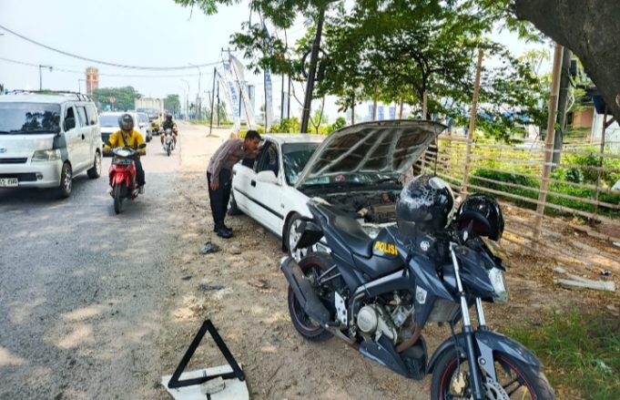 Sigap Layani Pemudik Mogok, Bukti Kepedulian Polres Karawang Pemudik Mogok Dapat Pendampingan Polisi. (AlexaPodcast.ID)