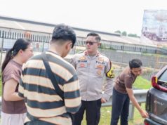 Sempat Bersitegang di KM 56, Dua Pemudik Berdamai Usai Dimediasi Polisi Pemudik Berselisih di KM 56 Akhirnya Bersalaman Berkat Mediasi Polisi. (AlexaPodcast.ID)