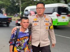 Berjalan Kaki Ratusan Kilometer, Pemudik Ini Akhirnya Dibantu Polres Karawang Humanis, Polres Karawang Fasilitasi Pemudik Jalan Kaki Menuju Surabaya. (AlexaPodcast.ID)