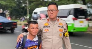 Berjalan Kaki Ratusan Kilometer, Pemudik Ini Akhirnya Dibantu Polres Karawang Humanis, Polres Karawang Fasilitasi Pemudik Jalan Kaki Menuju Surabaya. (AlexaPodcast.ID)