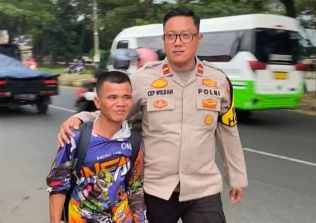 Humanis, Polres Karawang Fasilitasi Pemudik Jalan Kaki Menuju Surabaya. (AlexaPodcast.ID)