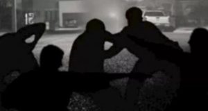 Sekelompok Pemuda Serang Warga Saat Takbiran di Telagasari, Tiga Jamaah Jadi Korban Gambar ilustrasi: Tiga Jamaah Musola di Karawang Terluka Diserang Pemuda. (AlexaPodcast.ID)