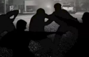 Sekelompok Pemuda Serang Warga Saat Takbiran di Telagasari, Tiga Jamaah Jadi Korban Gambar ilustrasi: Tiga Jamaah Musola di Karawang Terluka Diserang Pemuda. (AlexaPodcast.ID)