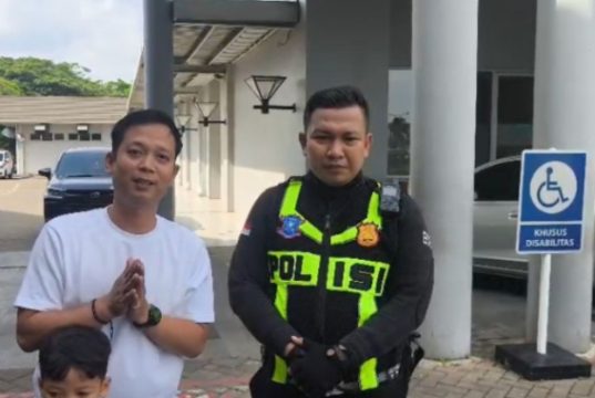 Aksi Sigap Polisi, Balita Kejang Dikawal Tembus Macet Tol Karawang Timur Polisi Jadi Penyelamat Balita Kejang di Karawang. (AlexaPodcast.ID)