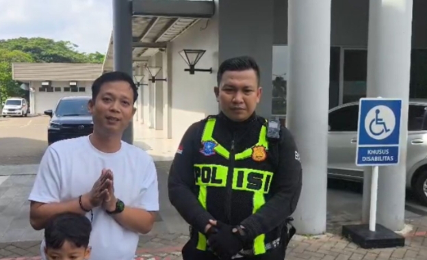 Polisi Jadi Penyelamat Balita Kejang di Karawang. (AlexaPodcast.ID) Polisi Jadi Penyelamat Balita Kejang di Karawang. (AlexaPodcast.ID)