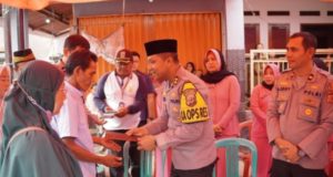 Wujud Empati, Kapolres Karawang Kunjungi Keluarga Korban Kecelakaan Majalengka Polres Karawang Hadir di Tengah Duka Keluarga Korban Laka Majalengka. (AlexaPodcast.ID)