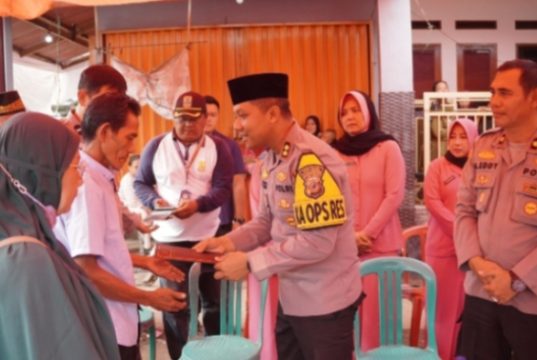 Wujud Empati, Kapolres Karawang Kunjungi Keluarga Korban Kecelakaan Majalengka Polres Karawang Hadir di Tengah Duka Keluarga Korban Laka Majalengka. (AlexaPodcast.ID)