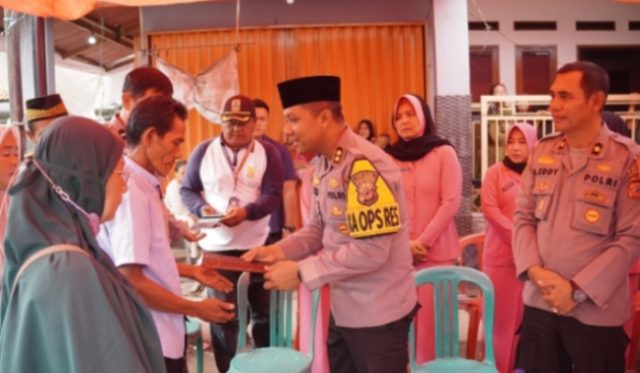 Polres Karawang Hadir di Tengah Duka Keluarga Korban Laka Majalengka. (AlexaPodcast.ID)