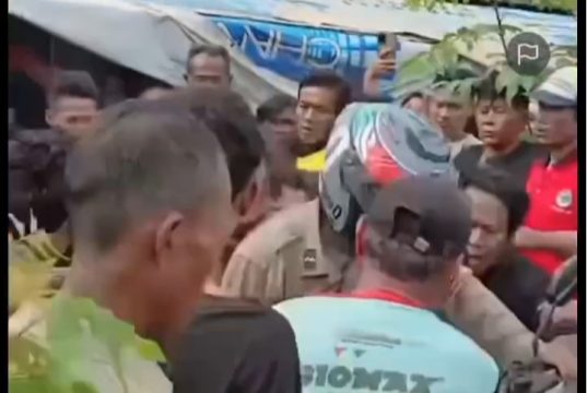 Oknum Ustaz di Tirtajaya Diamankan Polisi Usai Kasus Perselingkuhan Terungkap Perselingkuhan Terbongkar, Oknum Ustaz Nyaris Diamuk Massa di Tirtajaya. (AlexaPodcast.ID)
