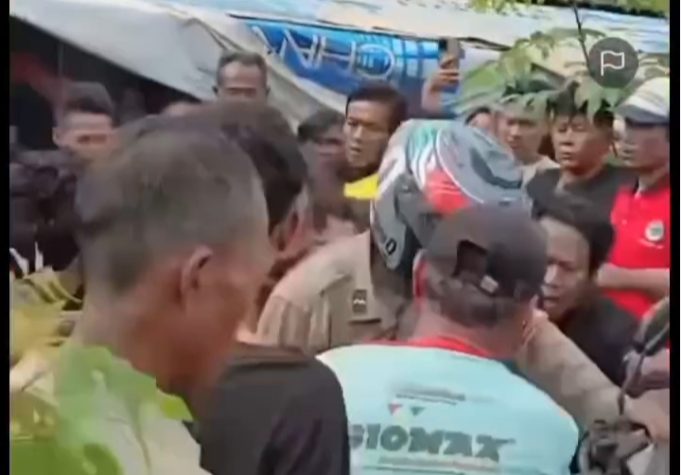 Oknum Ustaz di Tirtajaya Diamankan Polisi Usai Kasus Perselingkuhan Terungkap Perselingkuhan Terbongkar, Oknum Ustaz Nyaris Diamuk Massa di Tirtajaya. (AlexaPodcast.ID)