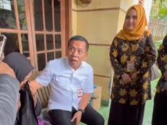 Bupati Karawang Datangi Rumah Roboh Milik Lansia di Karawang Wetan, Bantuan Segera Disalurkan Rumah Ibu Mutiah Roboh, Bupati Aep Turun Langsung Pastikan Penanganan Cepat. (AlexaPodcast.ID)