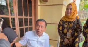 Bupati Karawang Datangi Rumah Roboh Milik Lansia di Karawang Wetan, Bantuan Segera Disalurkan Rumah Ibu Mutiah Roboh, Bupati Aep Turun Langsung Pastikan Penanganan Cepat. (AlexaPodcast.ID)