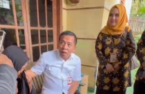 Bupati Karawang Datangi Rumah Roboh Milik Lansia di Karawang Wetan, Bantuan Segera Disalurkan Rumah Ibu Mutiah Roboh, Bupati Aep Turun Langsung Pastikan Penanganan Cepat. (AlexaPodcast.ID)