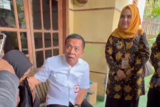 Bupati Karawang Datangi Rumah Roboh Milik Lansia di Karawang Wetan, Bantuan Segera Disalurkan Rumah Ibu Mutiah Roboh, Bupati Aep Turun Langsung Pastikan Penanganan Cepat. (AlexaPodcast.ID)