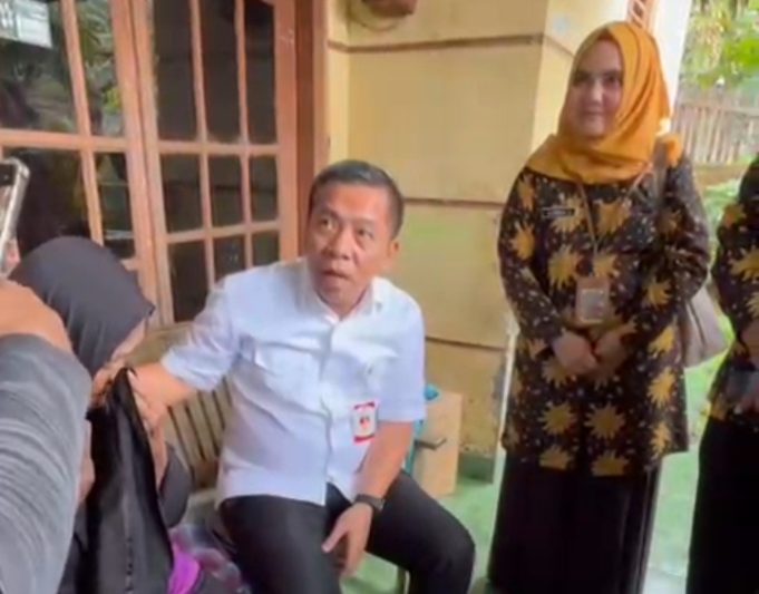 Bupati Karawang Datangi Rumah Roboh Milik Lansia di Karawang Wetan, Bantuan Segera Disalurkan Rumah Ibu Mutiah Roboh, Bupati Aep Turun Langsung Pastikan Penanganan Cepat. (AlexaPodcast.ID)