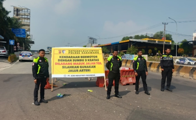 Polisi Siaga di Jalan, Arus Lalu Lintas Karawang Dijaga Tetap Lancar. (AlexaPodcast.ID) Polisi Siaga di Jalan, Arus Lalu Lintas Karawang Dijaga Tetap Lancar. (AlexaPodcast.ID)