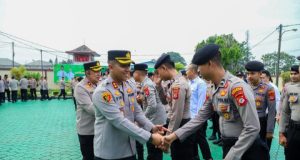 Kebersamaan Usai Lebaran, Polres Karawang Gelar Apel dan Halal Bihalal Kapolres Karawang Pimpin Apel dan Halal Bihalal. (AlexaPodcast.ID)