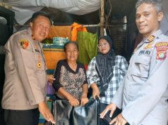 Aksi Humanis Kapolsek Senen, Kursi Roda untuk Lansia di Kramat Sentuhan Kemanusiaan, Kapolsek Senen Ringankan Beban Lansia. (AlexaPodcast.ID)