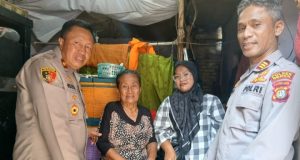 Aksi Humanis Kapolsek Senen, Kursi Roda untuk Lansia di Kramat Sentuhan Kemanusiaan, Kapolsek Senen Ringankan Beban Lansia. (AlexaPodcast.ID)